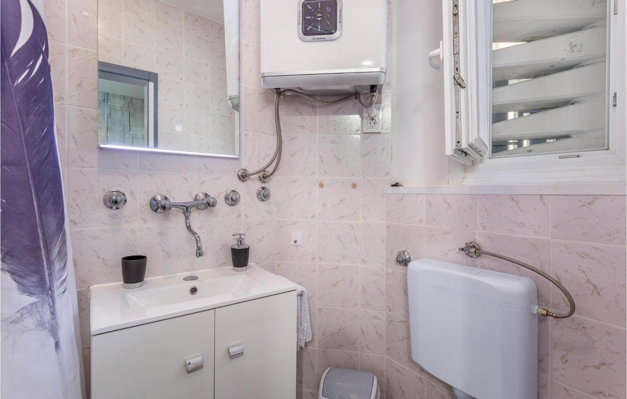 Stunning Apartment In Malinska With Kitchen Ngoại thất bức ảnh