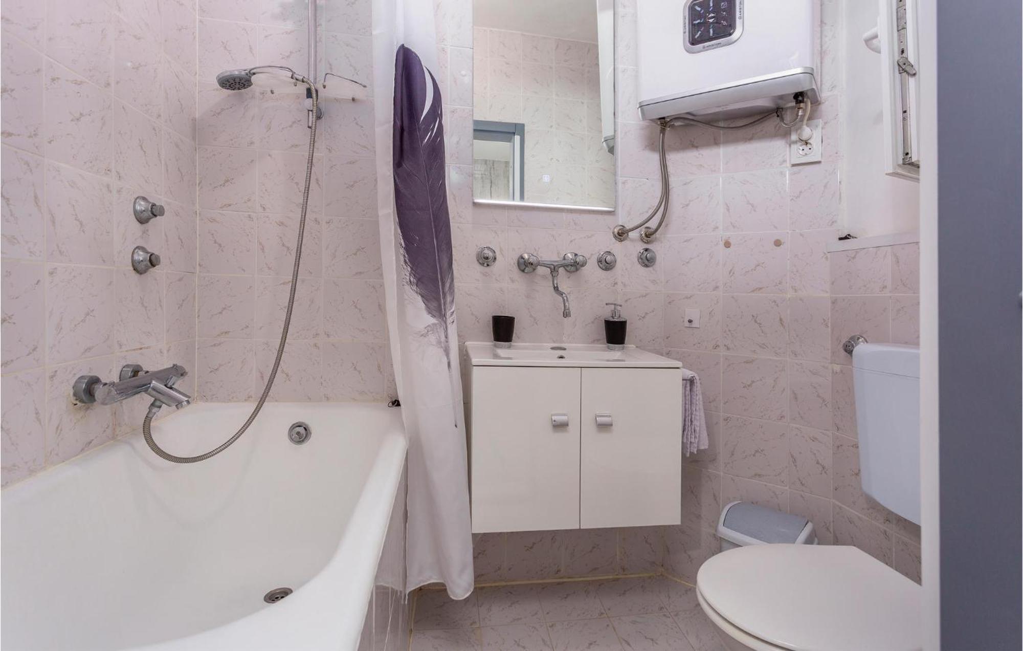 Stunning Apartment In Malinska With Kitchen Ngoại thất bức ảnh