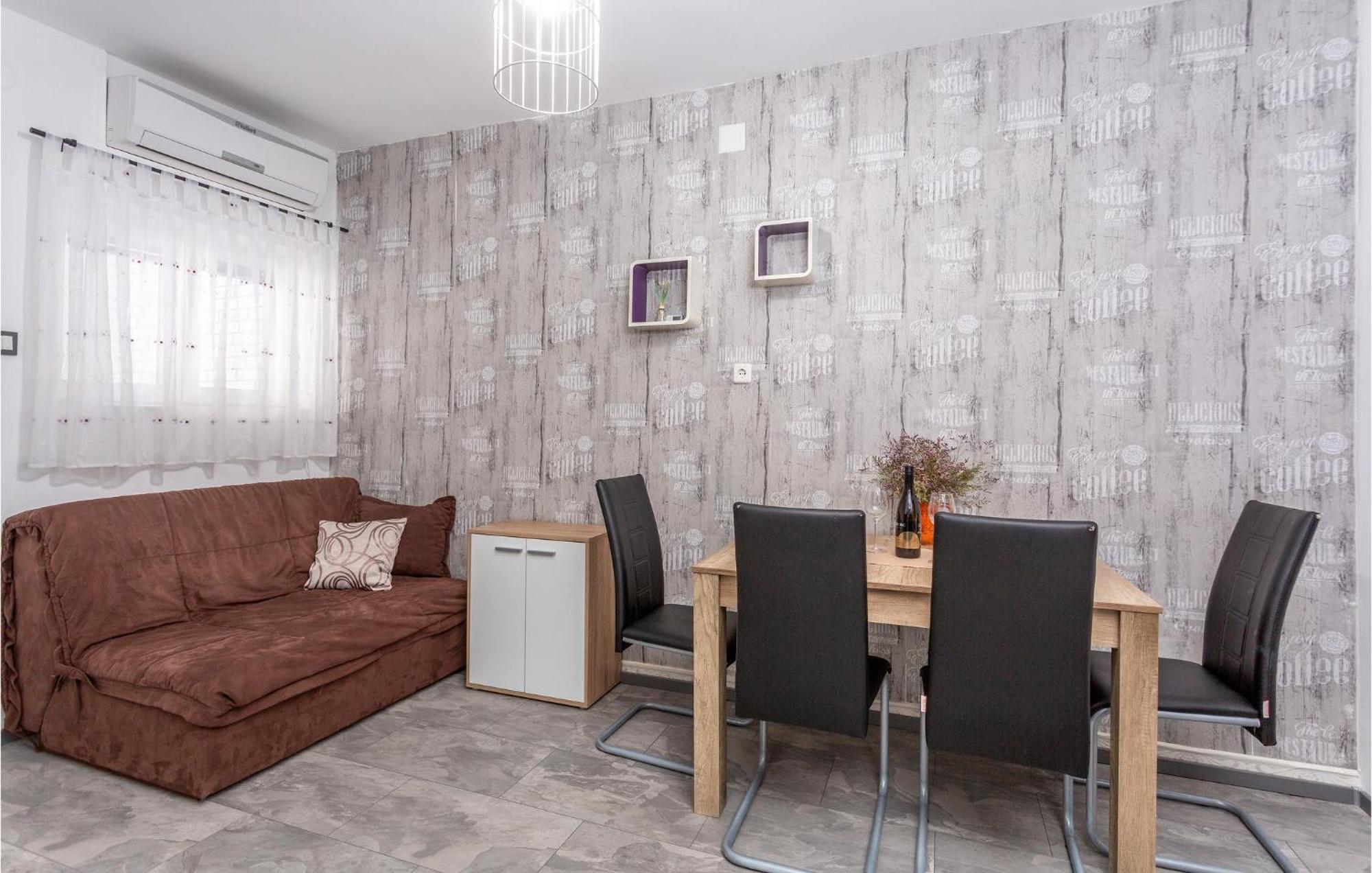Stunning Apartment In Malinska With Kitchen Ngoại thất bức ảnh
